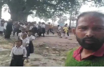 बच्चों को स्कूल बुलाने का अनोखा तरीका: जमुई में शिक्षा सेवक के सीटी बजते ही एकजुट होते हैं बच्चे 3