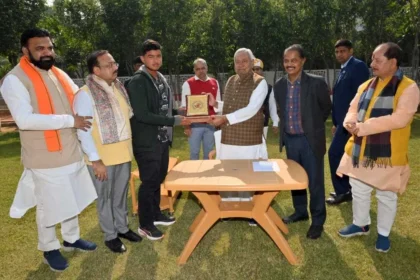 बिहार के वंडर बॉय क्रिकेटर वैभव सूर्यवंशी को किया गया सम्मानित, U-19 कप में धमाल के बाद CM नीतीश ने IPL में बेहतर प्रदर्शन के लिए दिया आशीर्वाद 3