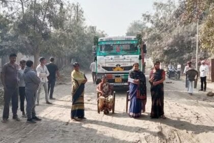 रिहायशी इलाकों से बालू लदे वाहनों के परिचालन के खिलाफ सड़क जामदुर्घटना और जान माल के खतरे को ले भड़का लोगों का आक्रोश 12