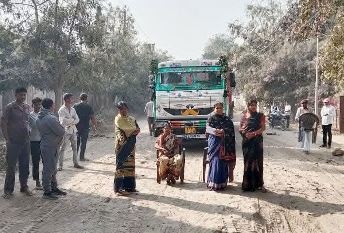 रिहायशी इलाकों से बालू लदे वाहनों के परिचालन के खिलाफ सड़क जामदुर्घटना और जान माल के खतरे को ले भड़का लोगों का आक्रोश 1