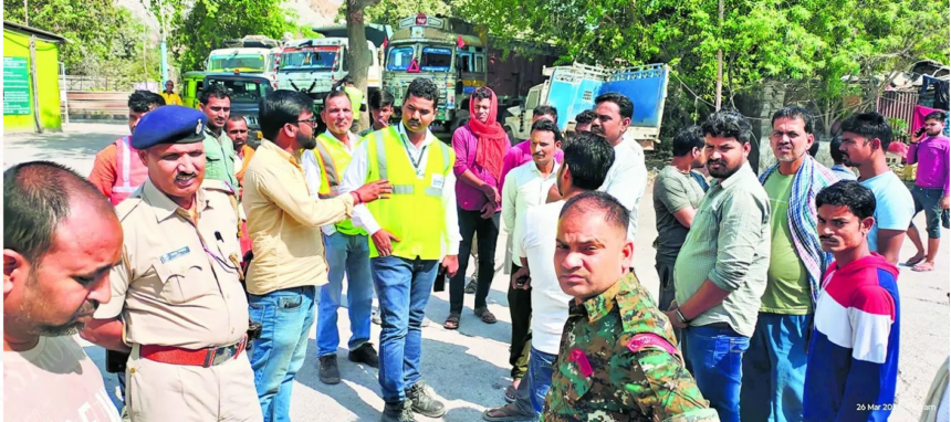 डालमिया सीमेंट फैक्ट्री के खिलाफ बढ़ता जा रहा लोगों का गुस्सा सामाजिक मानकों के प्रति फैक्ट्री का नजरिया गैर जिम्मेदाराना 1