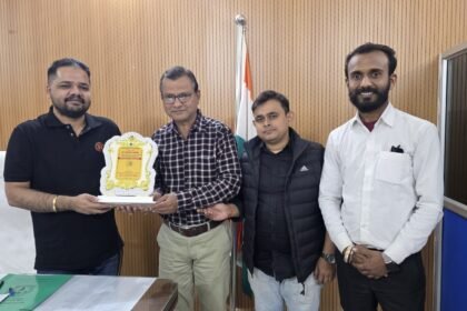 एमजीएम यूनिवर्सिटी के रजिस्ट्रार जिला शतरंज संघ द्वारा सम्मानित 3