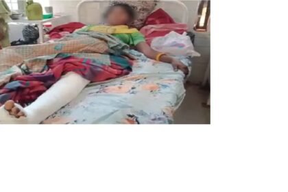 घर में घुसकर महिला से रेप की कोशिश, विरोध करने पर तोड़ डाला पैर महिला का सिर फोड़ वारदात के बाद आरोपी मजदूर फरार 13