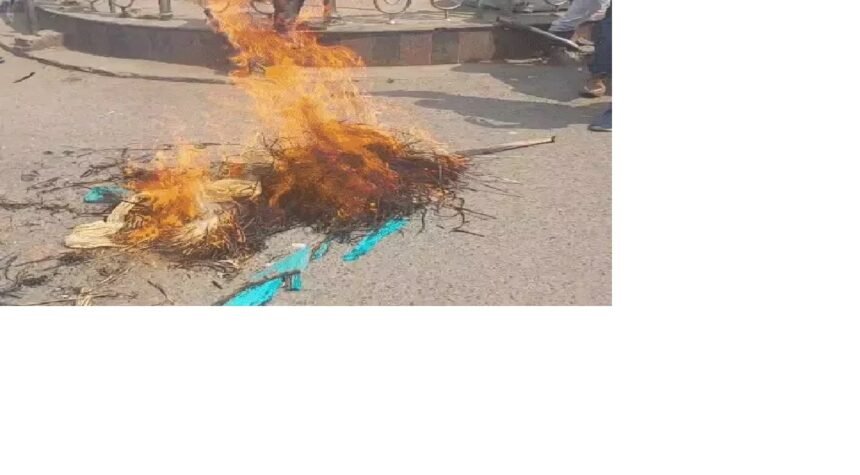 पंजाब में बिहारियों पर हमले का विरोध, बिहार के छात्रों की सुरक्षा की मांगआरएलएम कार्यकर्ताओं ने पंजाब सरकार का फूंका पुतला 1