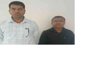 अंचल कार्यालय से सरकारी दस्तावेज ले जाते दलाल-कर्मचारी गिरफ्तार 9