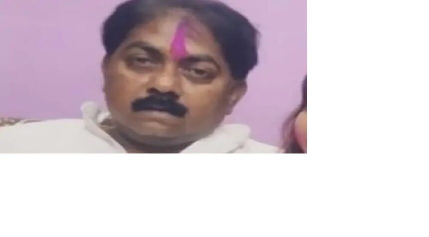 प्रिंसिपल ने छात्रा को गोद में बैठाकर किया बैड टच गुस्साए लोगों ने दफ्तर में बनाया बंधक, कहा- हेडमास्टर को फांसी मिले 1