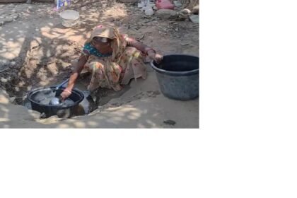 महादलित टोले में पानी के लिए तरस रहे दो सौ घर के लोग नल जल योजना की जमुई में खुली पोल, गड्ढों में जमा कर पी रहे पानी 3
