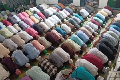रक्सौल की बड़ी मस्जिद में काली पट्टी बांधकर अता की गई अलविदा की नमाज हजारों ने मांगी अमन-चैन की दुआ,सुरक्षा के थे कड़े इंतजाम 3