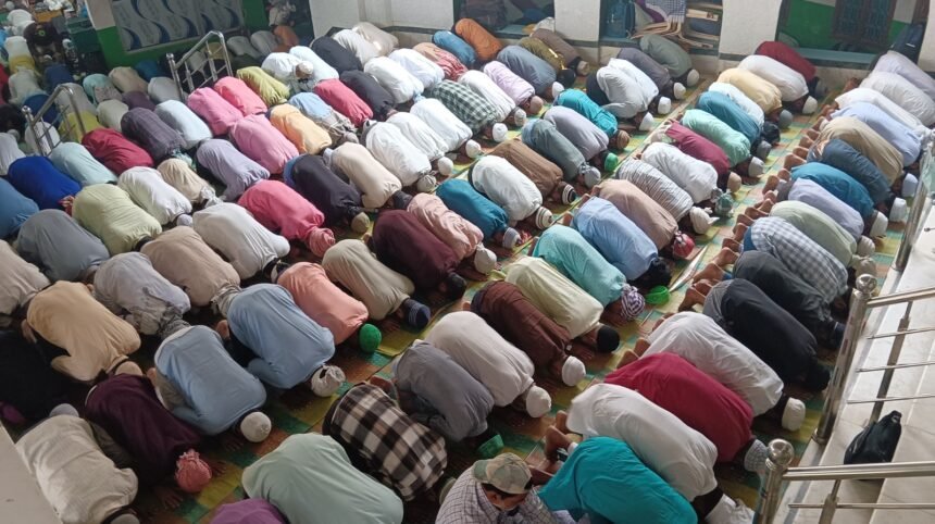 रक्सौल की बड़ी मस्जिद में काली पट्टी बांधकर अता की गई अलविदा की नमाज हजारों ने मांगी अमन-चैन की दुआ,सुरक्षा के थे कड़े इंतजाम 1