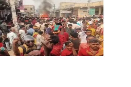 समस्तीपुर में षड्यंत्र के तहत बजरंगबली की मूर्ति तोड़ी, विरोध में आगजनी-तोड़फोड़:भीड़ ने मुस्लिम युवक को पोल से बांधा, काफी जद्दोजहद के बाद पुलिस उसे भीड़ से छुड़ा पायी 15
