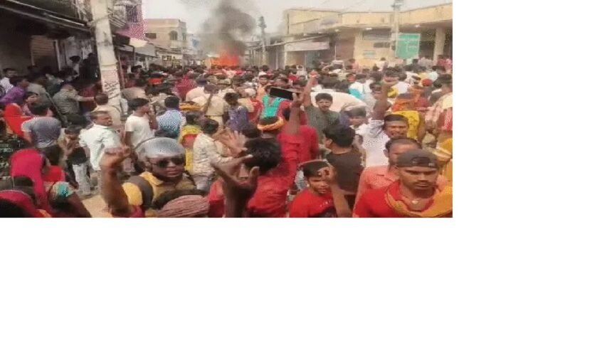 समस्तीपुर में षड्यंत्र के तहत बजरंगबली की मूर्ति तोड़ी, विरोध में आगजनी-तोड़फोड़:भीड़ ने मुस्लिम युवक को पोल से बांधा, काफी जद्दोजहद के बाद पुलिस उसे भीड़ से छुड़ा पायी 1