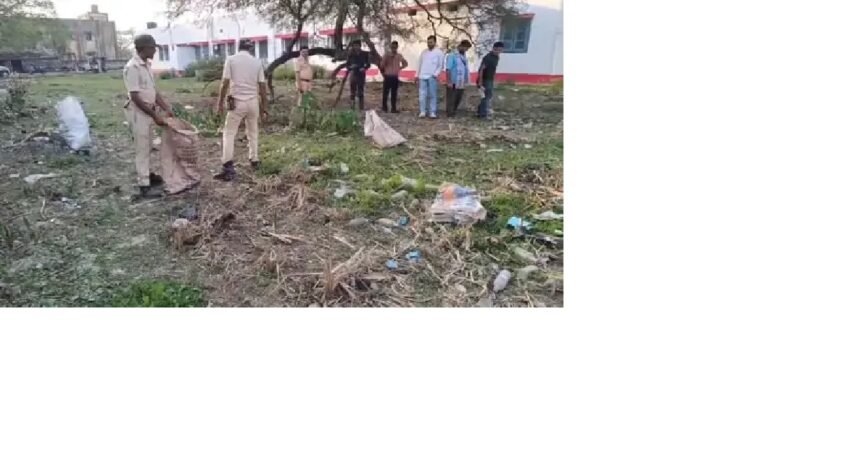 नवगछिया अनुमंडल परिसर में फेंकी मिली शराब की बोतलें, पुलिस ने उठायाआधे घंटे में 4 पुलिसकर्मी चुनकर ले गए शराब की बोतलें: 1