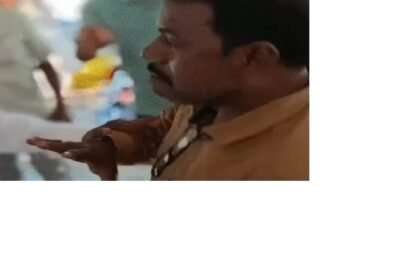 प्रधानाध्यापक और शिक्षक के बीच गाली-गलौज,बीईओ ने शुरू की जांच मधेपुरा में कॉपी जांच की ड्यूटी को लेकर हुई बहस, वीडियो वायरल 2