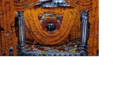 थावे मंदिर में उमड़ी श्रद्धालुओं की भीड़चैत्र नवरात्र के पहले दिन की मां शैलपुत्री की पूजा-अर्चना; सुरक्षा के कड़े इंतजाम 4