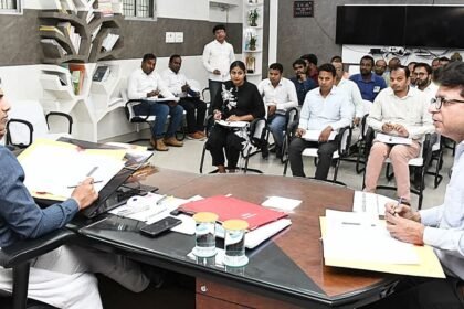 अटके पड़े कार्यों से जिलाधिकारी खिन्नसमीक्षा बैठक में लगाई क्लास और दिए कई निर्देश 3