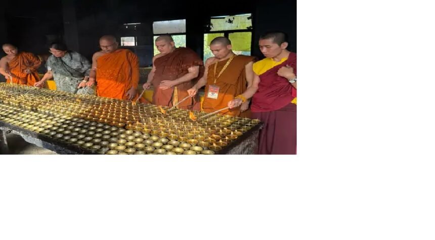 म्यांमार-थाईलैंड के भूकंप पीड़ितों के लिए बोध गया में जले दीप 1