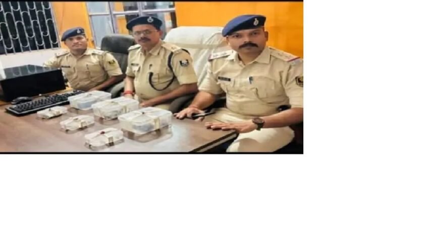 चोरी को अंजाम देने वाले 2 नाबालिग समेत 3 चोर गिरफ्तार सोने-चांदी के गहने और अन्य सामान बरामद 1