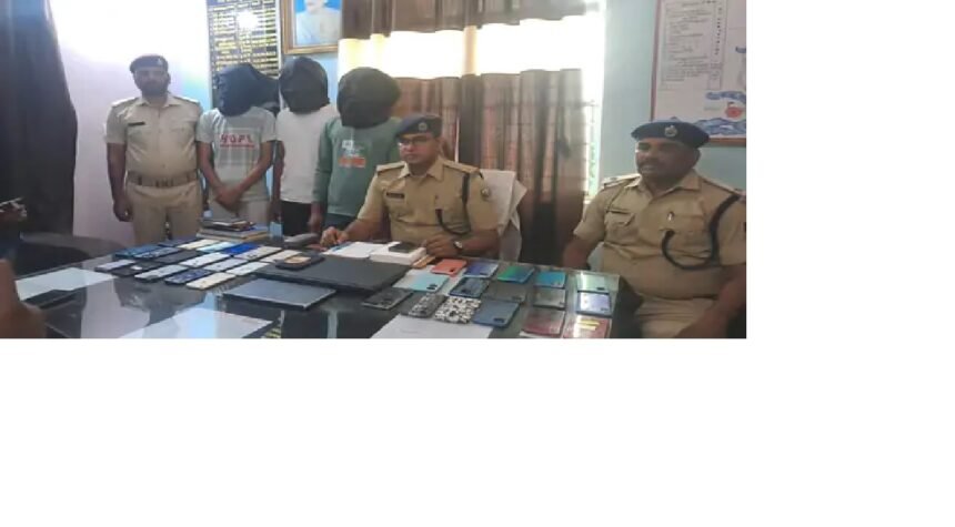 चोरी का मोबाइल अनलॉक कर बेचने वाले 3 शातिर गिरफ्तार विदेशी सॉफ्टवेयर से अनलॉक करते थे फोन, बिक्री के लिए बदल देते थे आईएमईआई 1
