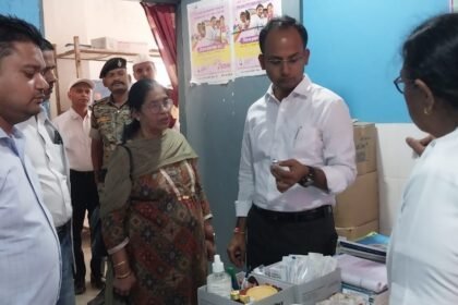 डीएम के औचक निरीक्षण से बदहाल स्वास्थ्य व्यवस्था उजागर डीएम ने चिकित्सा पदाधिकारी व स्वास्थ्य प्रबंधक का वेतन किया बंद 4