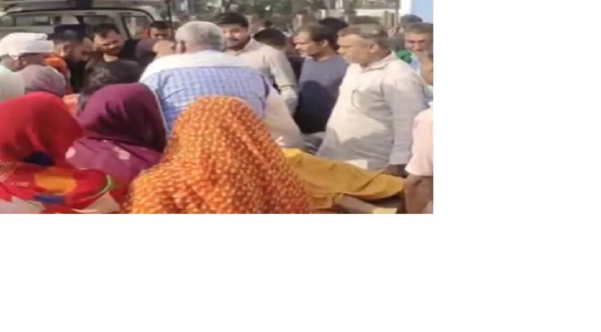 आगे जा रही थी मां की शवयात्रा, पीछे बेटे-पोते-भतीजे की मौतअंतिम संस्कार में जाने के दौरान कार-ट्रेलर से टकराई, पर खच्चे उड़े; सीट-स्टेरिंग के बीच फंसी बॉडी 1