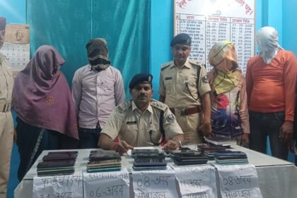 रक्सौल रेलवे स्टेशन पर सक्रिय बड़े मोबाइल चोर गिरोह का पर्दाफाश 67 मोबाइल व बाइक बरामद, पांच गिरफ्तार 8
