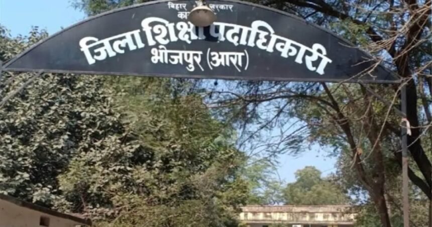 आखिरी तारीख नजदीक आने पर डीपीएम ने जारी किया नोटिस 1786 स्कूलों के 80 हजार बच्चों का यू डायस पोर्टल पर डाटा नहीं हुआ अपलोड प्रधानाध्यापकों की लापरवाही से योजनाओं के लाभ से वंचित हो सकते हैं हजारों बच्चे 1