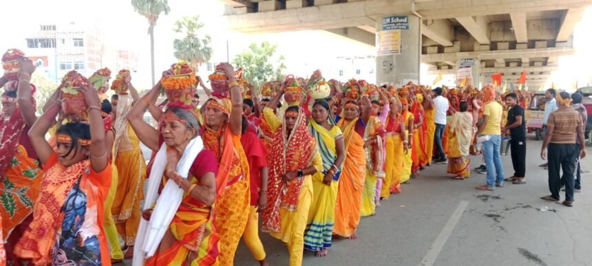 छतियाना गांव में 24 कुंडीय गायत्री महायज्ञ का आयोजन 751 महिला श्रद्धालुओं ने निकाला भव्य कलश शोभायात्रा 1
