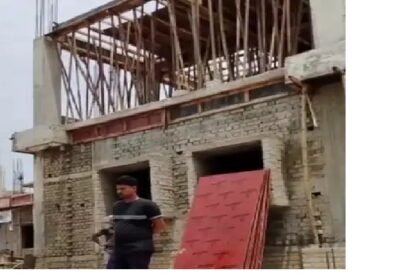 पंचायत सरकार भवन निर्माण में घोटाला,घटिया सामग्री का उपयोग 3 करोड़ की लागत से निर्मित हो रहा भवन, ग्रामीणों ने डीएम से की जांच की मांग 5