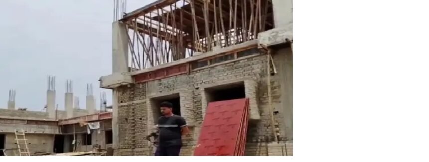 पंचायत सरकार भवन निर्माण में घोटाला,घटिया सामग्री का उपयोग 3 करोड़ की लागत से निर्मित हो रहा भवन, ग्रामीणों ने डीएम से की जांच की मांग 1