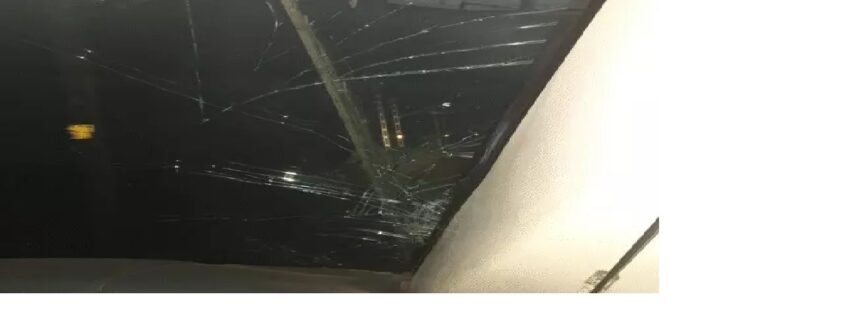 गया में वंदे भारत ट्रेन पर पत्थरबाजी से इंजन का टूटा शीशा असामाजिक तत्वों ने किया पथराव, दहशत में आए यात्री 1