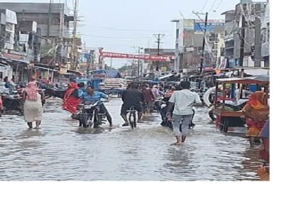 पहर में दिखा शाम जैसा नजारा, जलनिकासी में जुटे सफाईकर्मी 9