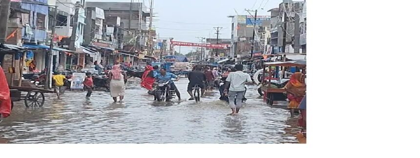 पहर में दिखा शाम जैसा नजारा, जलनिकासी में जुटे सफाईकर्मी 1