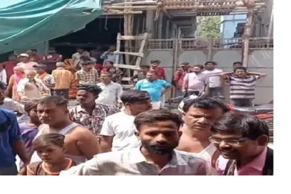 खाना बनाने के दौरान घर में लगी आग,दंपती सहित दो बच्चे झुलसे पीड़ित बोला - मकान बनाने के लिए रखा 4 लाख कैश भी जला 4
