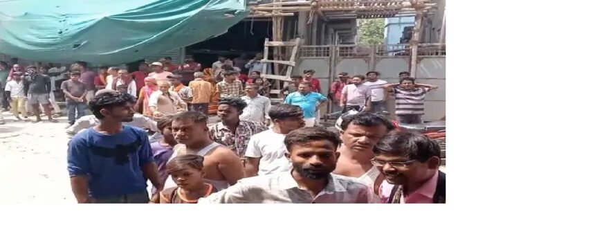 खाना बनाने के दौरान घर में लगी आग,दंपती सहित दो बच्चे झुलसे पीड़ित बोला - मकान बनाने के लिए रखा 4 लाख कैश भी जला 1
