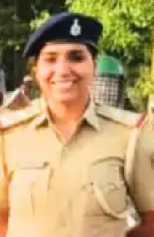 पांच कार्टन शराब के साथ तस्कर गिरफ्तार नशे में पैरवी करने थाने पहुंचे मुखिया पति शिक्षक भी जांच के बाद गिरफ्तार 1