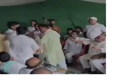 राजद कार्यालय में जमकर हुई मारपीट,विधायक मुकेश यादव भी थे मौजूद जिला अध्यक्ष चुनाव के दौरान दो गुटों में जमकर मारपीट 5