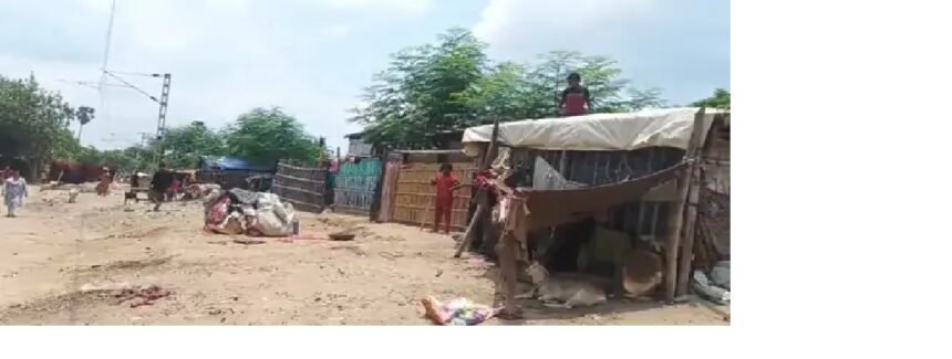 अतिक्रमण हटाने गई टीम पर पत्थरबाजी, पुलिस ने मोर्चा संभाला 500 लोगों का परिवार जबरन रह रहा था रेलवे की जमीन पर, प्रशासन ने चलाया बुलडोजर 1
