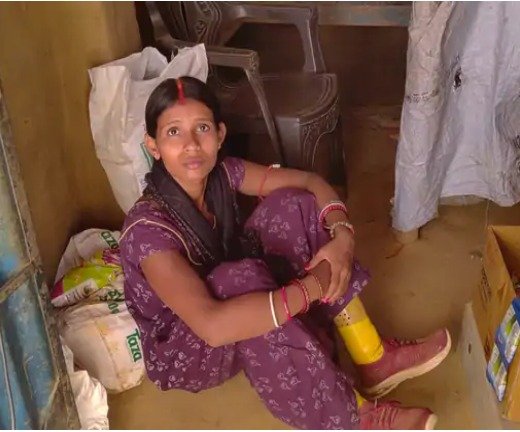 विकलांग महिला को नहीं मिल रहा सरकारी लाभ 3 साल पहले बिमारी की वजह से कटे दोनों पैर, दिव्यांग प्रमाण पत्र नहीं मिलने से हो रही परेशानी 1