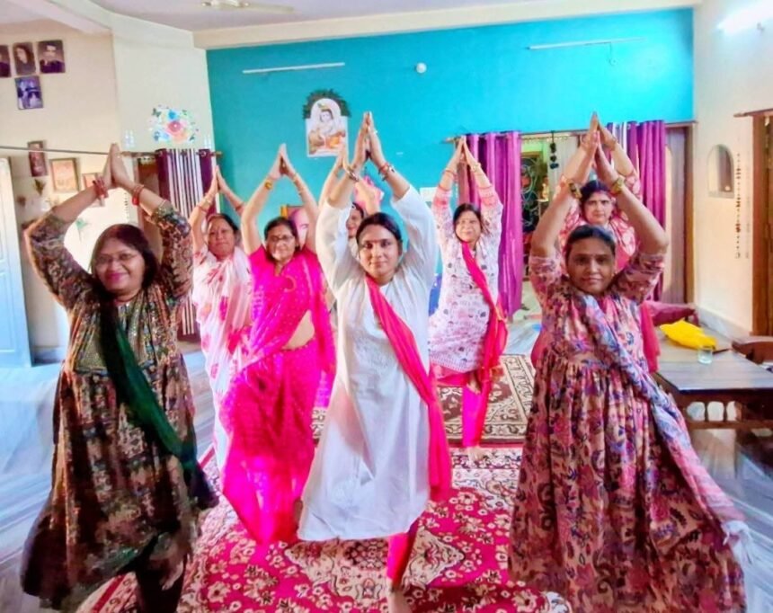अंतर्राष्ट्रीय योग दिवस पर भाजपा महिला मोर्चा ने किया योग शिविर का आयोजन ज्योतिराज गुप्ता की अध्यक्षता में हुआ कार्यक्रम, प्रधानमंत्री के विचारों को बताया प्रेरणास्रोत 1