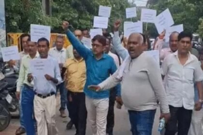 शिक्षा विभाग से दवा की उम्मीद लगाए बैठे शिक्षकों का दर्द और बढ़ाए सएलसी बंशीधर ब्रजवासी ने शिक्षकों के साथ दिया धरना, स्कूल में बेंच-डेस्क लगाने में घोटाला का आरोप 9