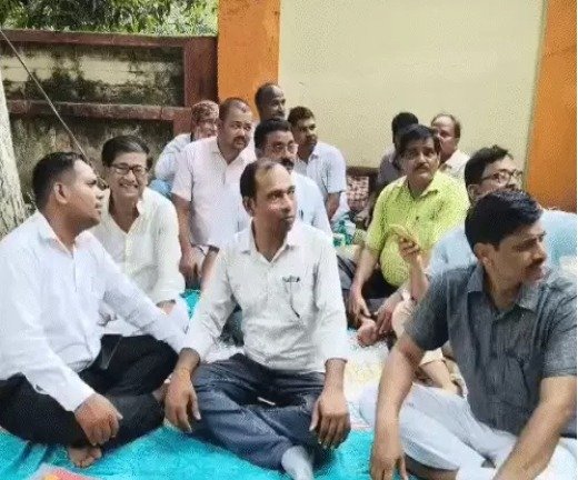 वेतन नहीं मिलने से नाराज शिक्षकों ने दिया धरना, कुलपति पर लगाए गंभीर आरोप कुलपति आवास के सामने धरना पर बैठे सिंडिकेट के सदस्य 1