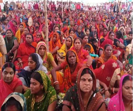 भ्रष्टाचार के खिलाफ विभूतिपुर प्रखंड परिसर में प्रदर्शन में महिलाओं की संख्या सर्वाधिक, बिना दलाल के सरकारी काम नहीं होने का आरोप 1