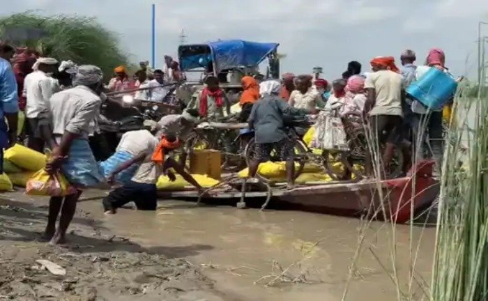 गंडक नदी पर पीपा पुल हटने से 110 किमी बढ़ा रास्ता 1