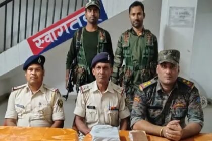 नक्सलियों के ठिकाने पर छापे में बड़ी मात्रा में असलहे बरामद 5