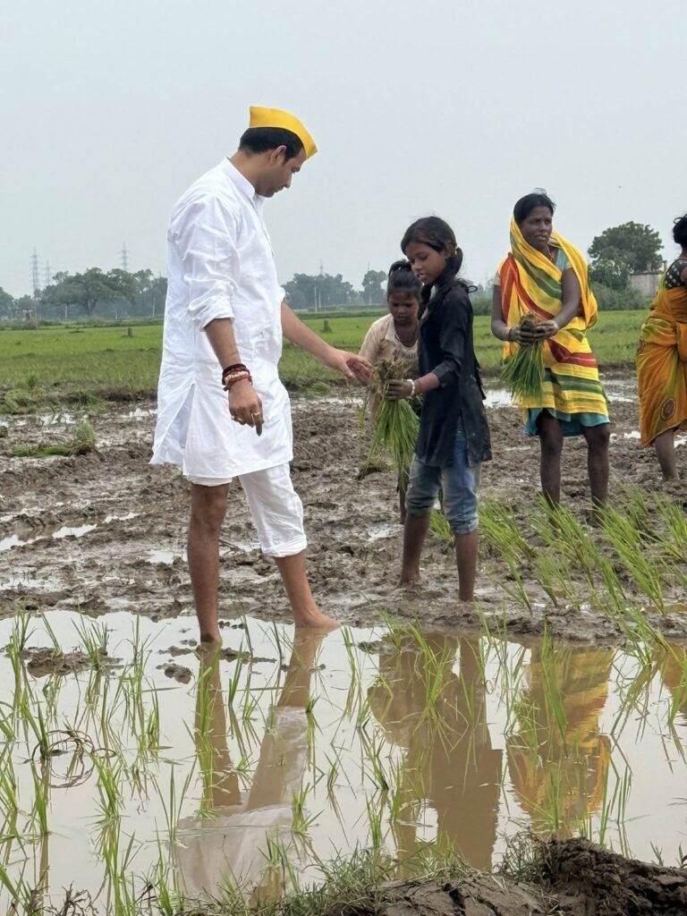 आरा में तेजप्रताप यादव ने घुटने तक पैजामा चढ़ाकर पानी में उतरे, खेत में धान बोया, किसानों और महिलाओं से जाना हाल 1