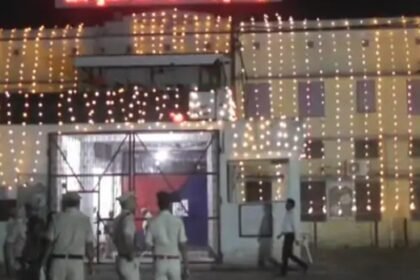 खुदीराम बोस की 117वीं शहादत दिवस पर जेल में कार्यक्रम तिरहुत रेंज के कमिश्नर, डीएम, एसएसपी समेत लोगों ने दी श्रद्धांजलि 3