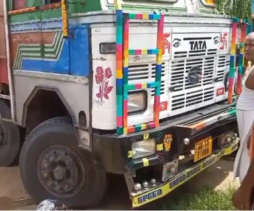बालू लदे ट्रक ने बच्चे को रौंदा 1