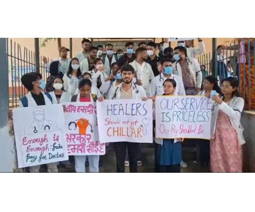 भागलपुर में जूनियर डॉक्टरों ने की स्टाइपेंड बढ़ाने की मांग20 से 40 हजार रुपए करने की डिमांड, न होने पर आंदोलन तेज करने की दी चेतावनी 1
