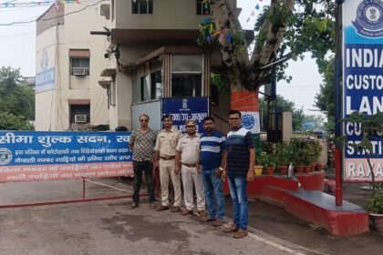नेपाल में हिंसा को लेकर सीमा पर एसएसबी जवान सख्त सुपौल में भारत-नेपाल बॉर्डर पर स्थिति सामान्य, सघन जांच के बाद एंट्री 5