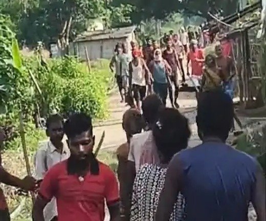बच्चे के चॉकलेट का डब्बा छूने पर विवाद 1